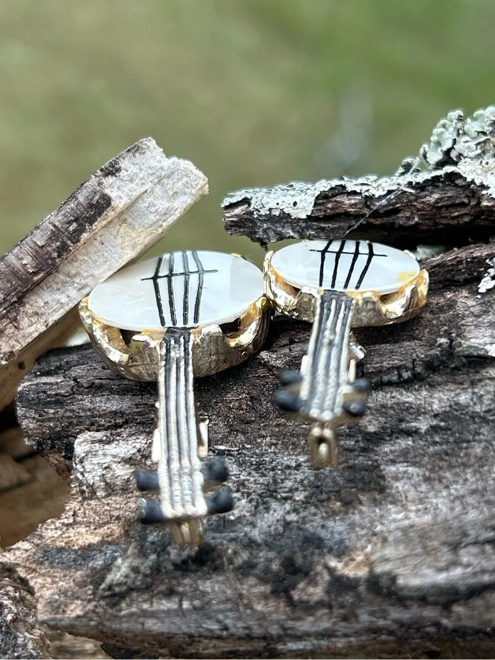 2 Vintage Gold Tone Mother of Pearl Abalone Banjo Guitar Lapel Brooch Pins